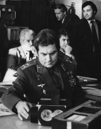 1983 г. Первый макет &laquo;СКИФа&raquo;. (слева направо: директор СКТБ с ОП ИФ АН БССР В.А.Андреичев; дважды герой Советского Союза, летчик-космонавт СССР В.В.Коваленок; зам директора СКТБ с ОП ИФ АН БССР В.Р.Сендер; с.н.с. ИФ АН БССР Б.И.Беляев; начальник отдела СКТБ с ОП ИФ АН БССР А.В.Киреев)