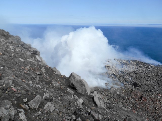 Выход вулкана Сноу  на острове Чирпой